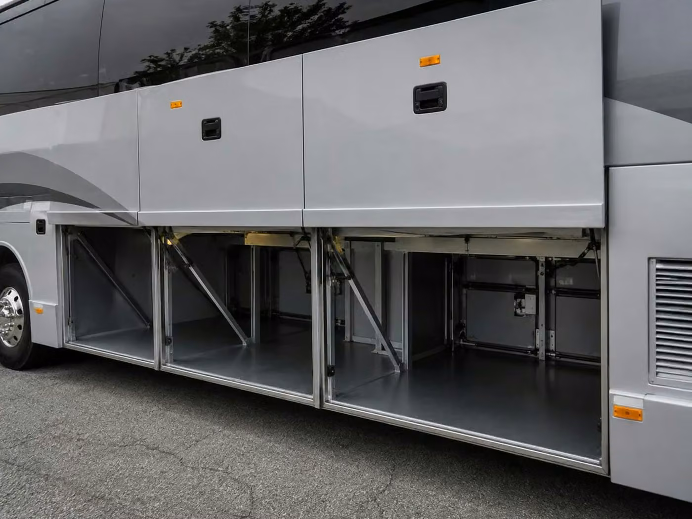 hinesville 56 passenger charter bus luggage bays